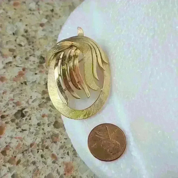 CROWN TRIFARI  vintage Crown Trifari Art Deco Gold-toned Trifari brooch - Picture 17 of 17